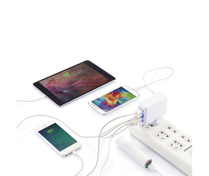 Reiseadapter med fire USB-porter