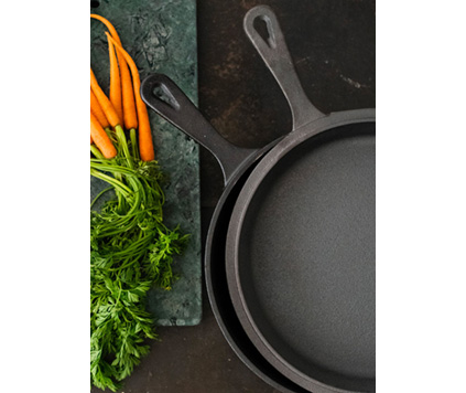 Sautépanne i støpejern med støpejernsstekepanne