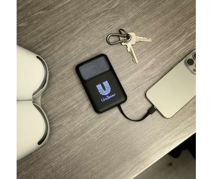 Powerbank 10 000 mAh med innebygde kabler