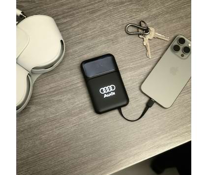 Powerbank 10 000 mAh med innebygde kabler