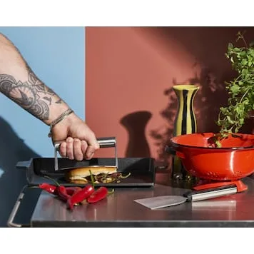 Yokama støpejernsbrett med smashburger-sett fra miksayo