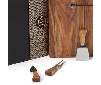 Shiro ostesett lite skjærebrett og 3 kniver